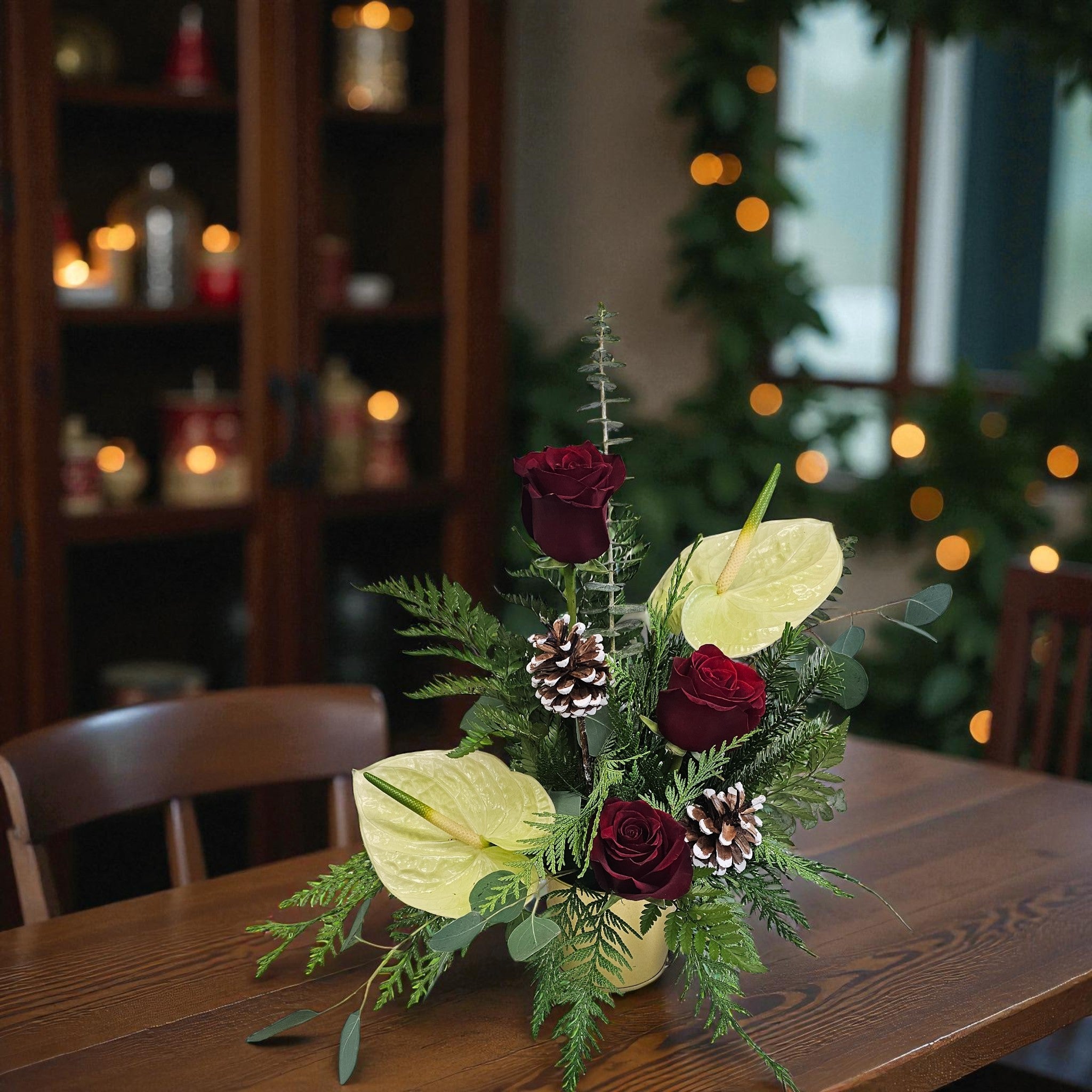 Arrangement de Noël Élégant – Roses Bordeaux & Anthuriums Ivoire