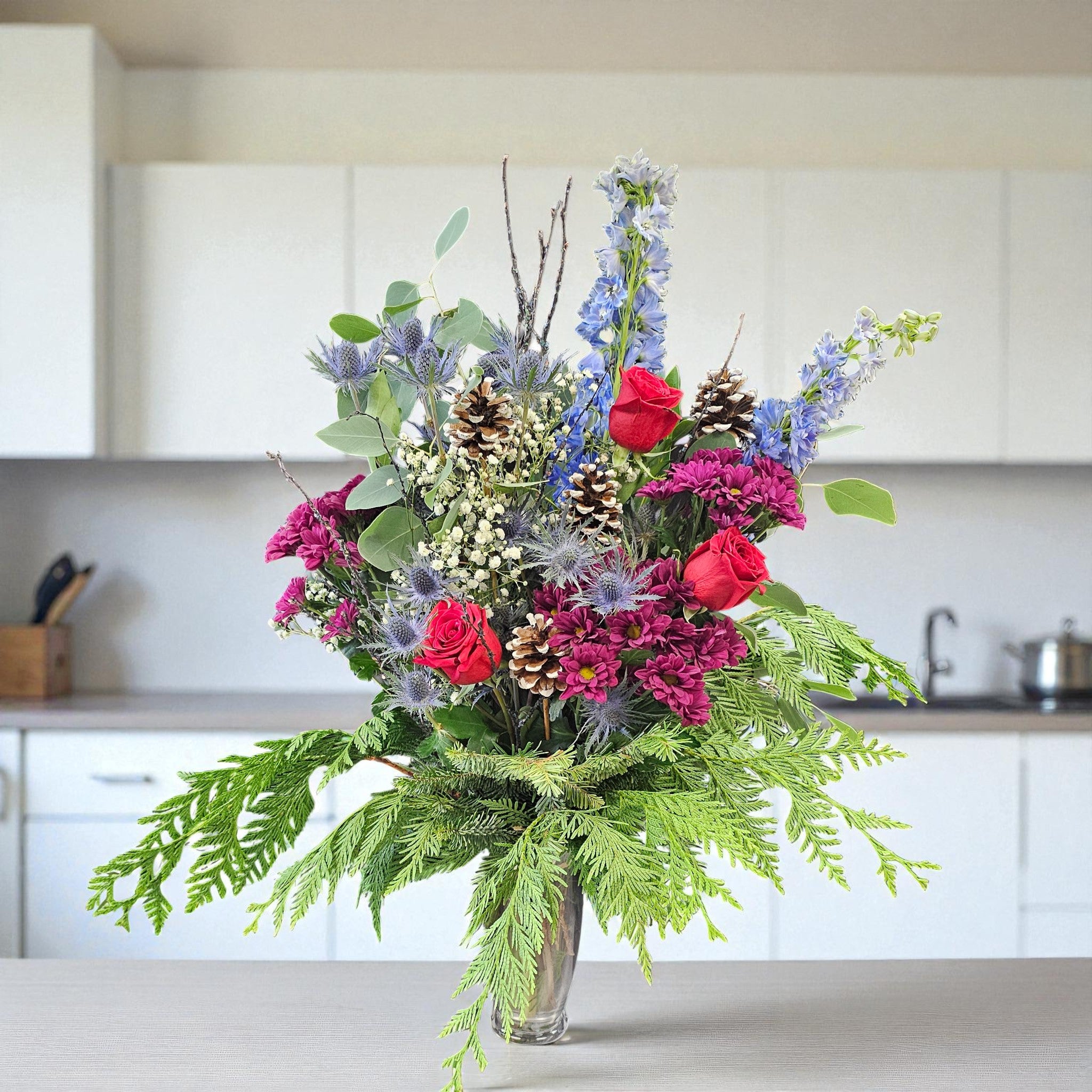 Arrangement de Noël Boréal – Rouge, Bleu & Conifères