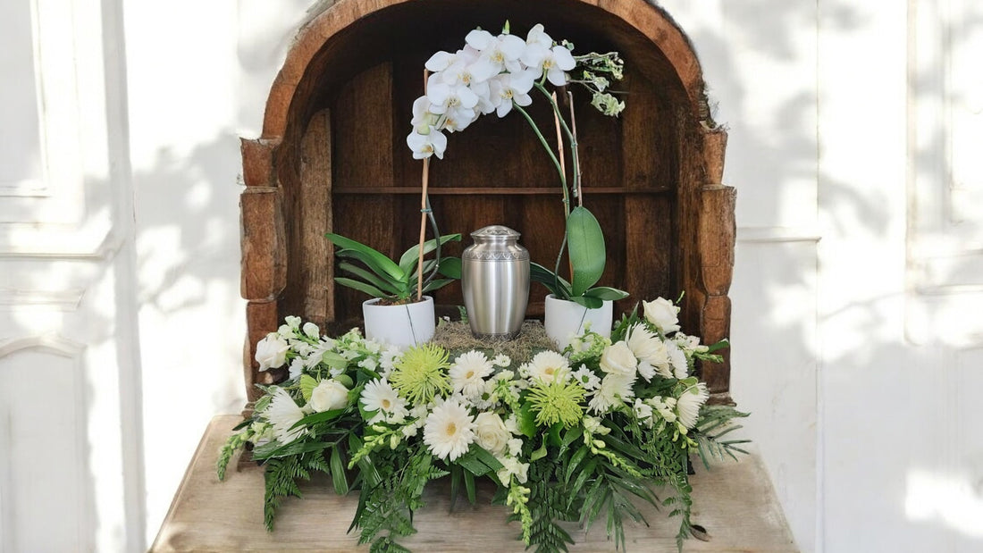 Arrangement Floral pour Urne Funéraire - Élégance en Blanc