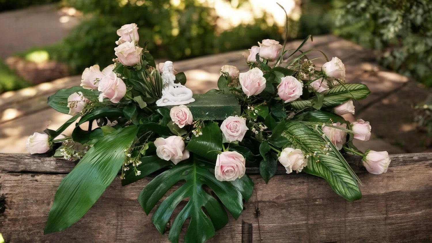Arrangement Floral pour Urne Funéraire - Douceur Éternelle