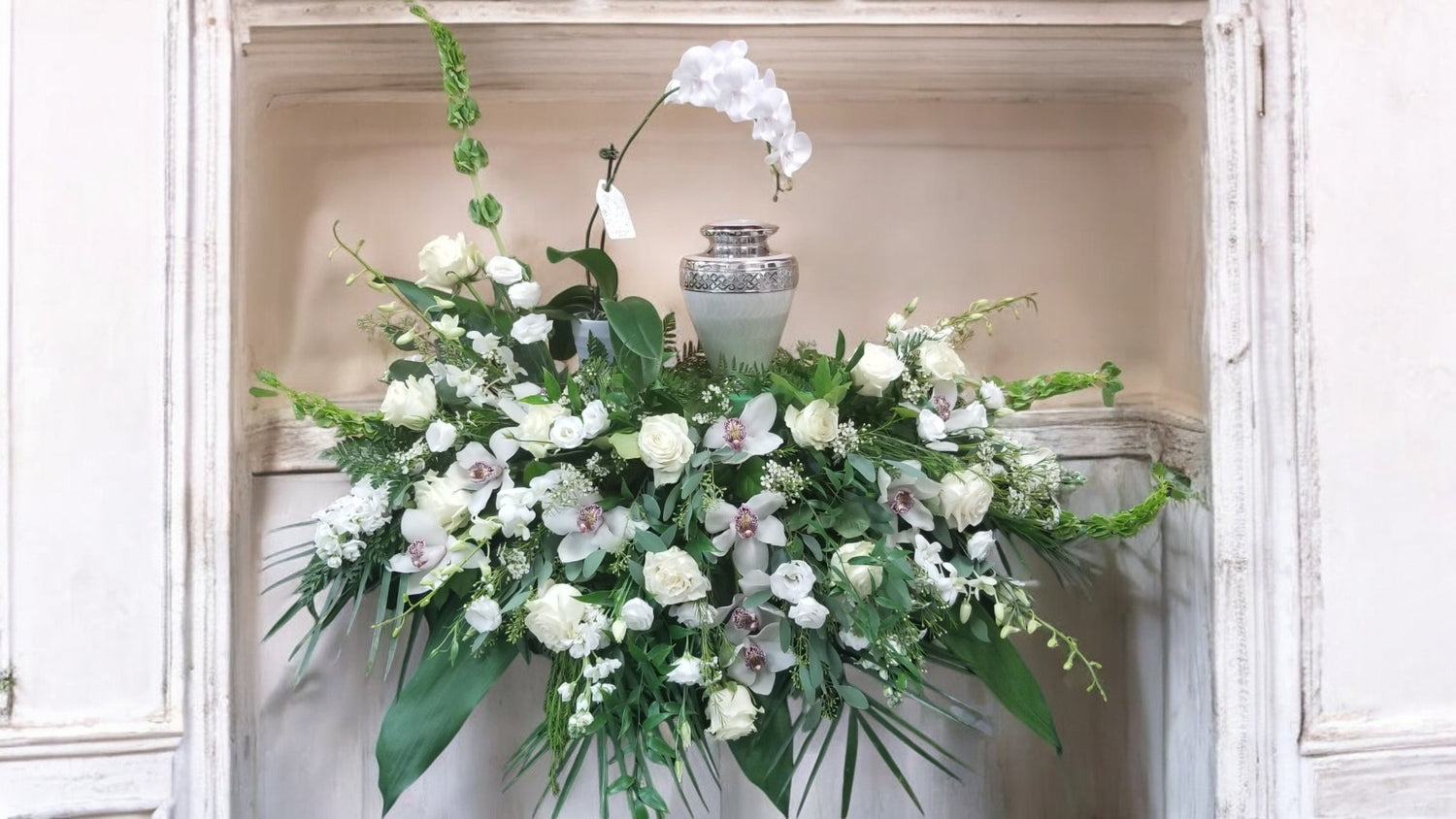 Arrangement Floral pour Urne Funéraire - Hommage Éternel