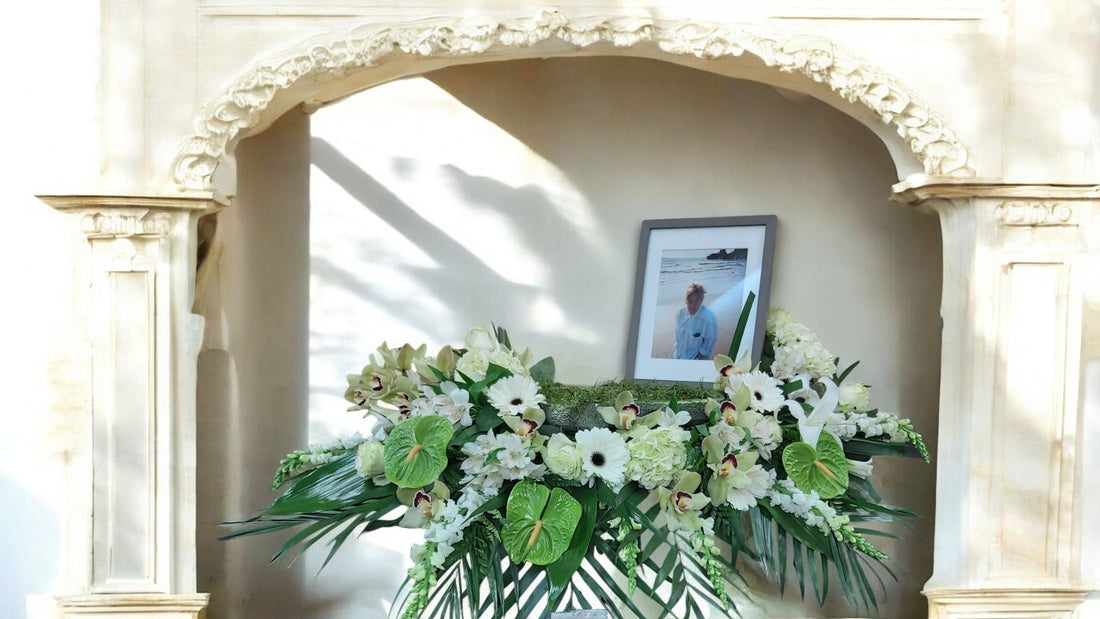 Arrangement Floral pour Urne Funéraire - Souvenir en Blanc