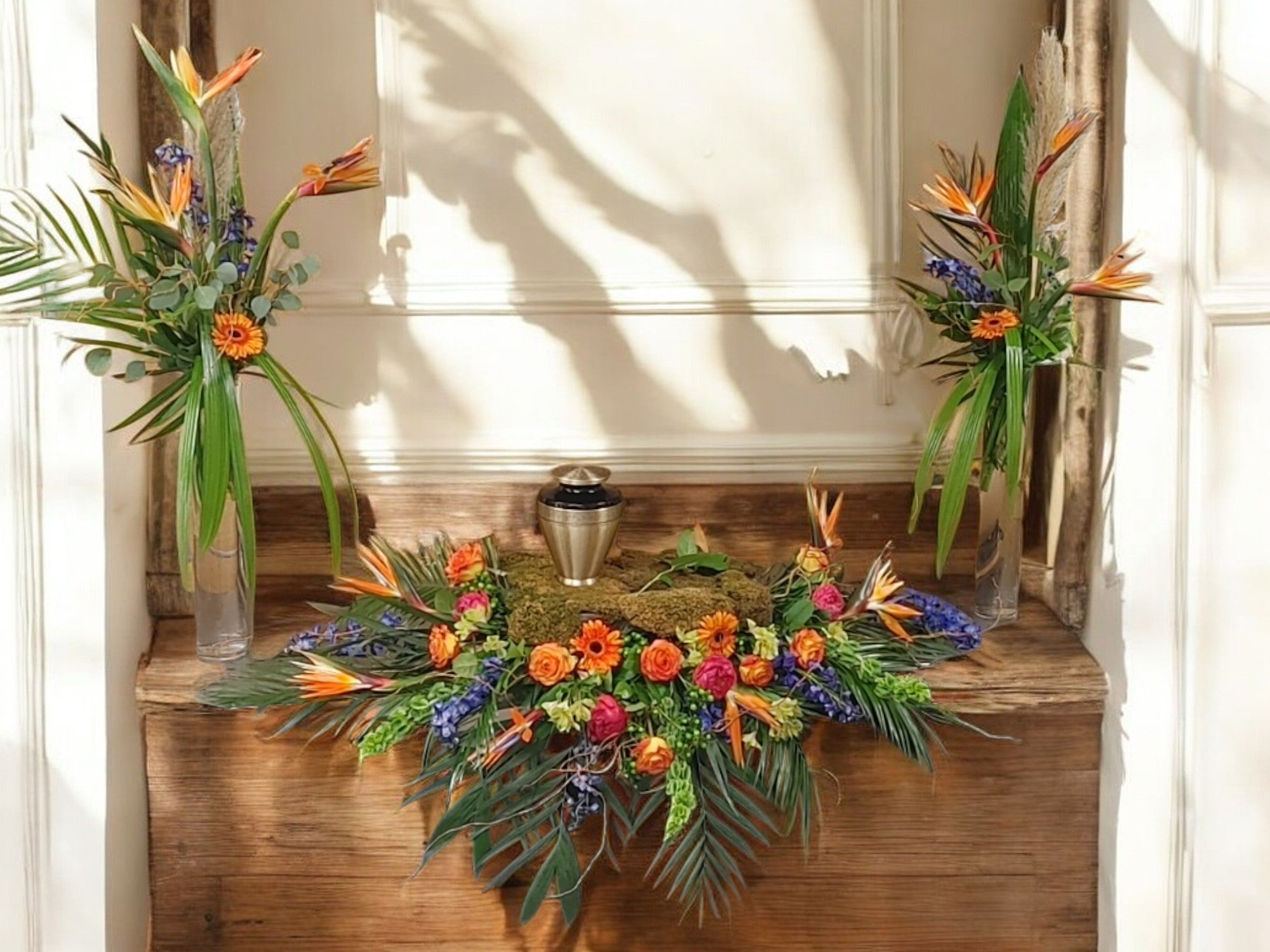 Arrangement Floral pour Urne Funéraire - Éclat de Couleurs Tropicales