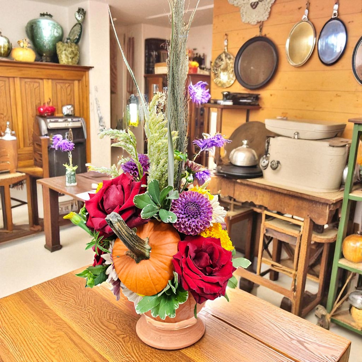 Centre de table d’automne – Élégance rustique avec mini-citrouille