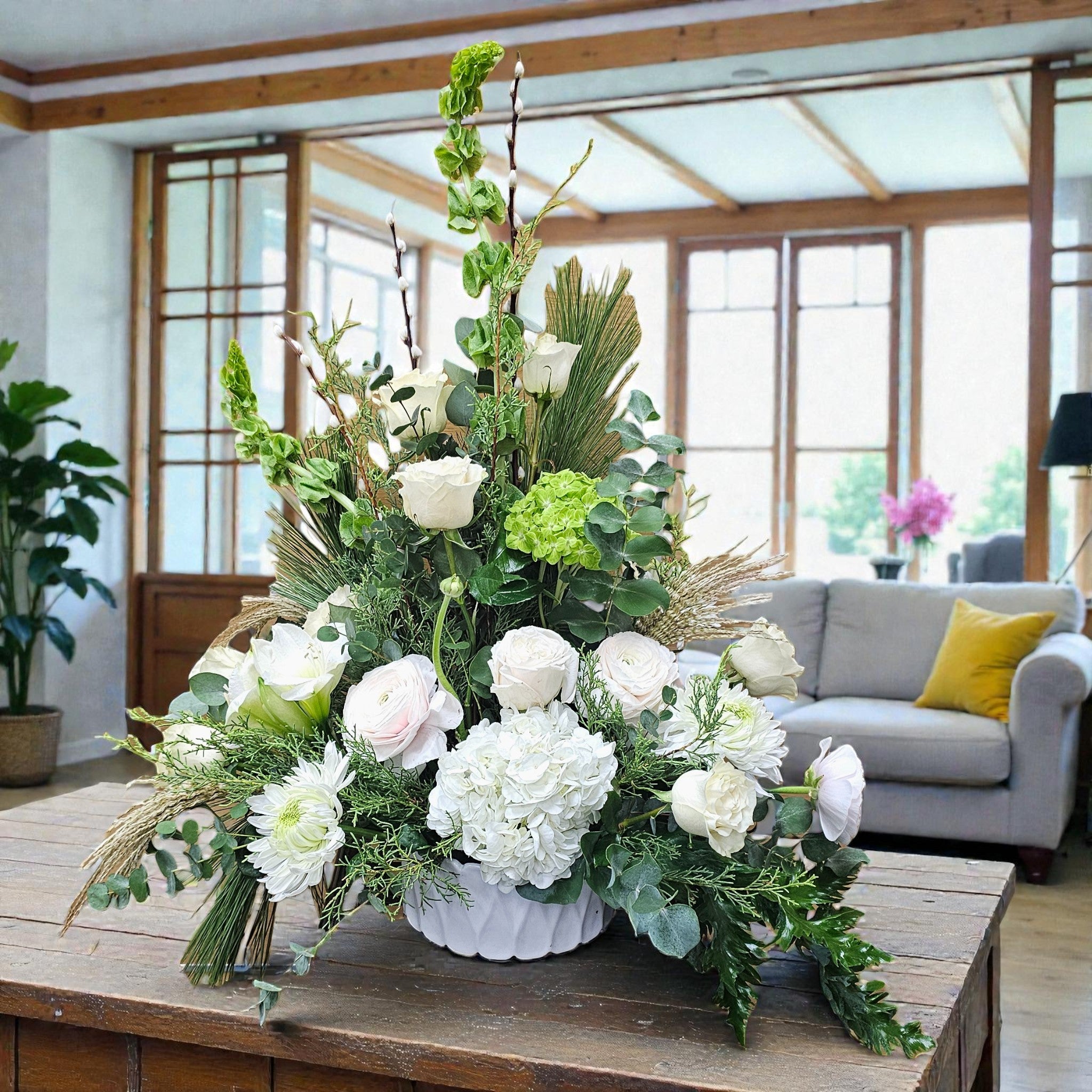 Arrangement floral blanc et verdure – Élégance naturelle et apaisante
