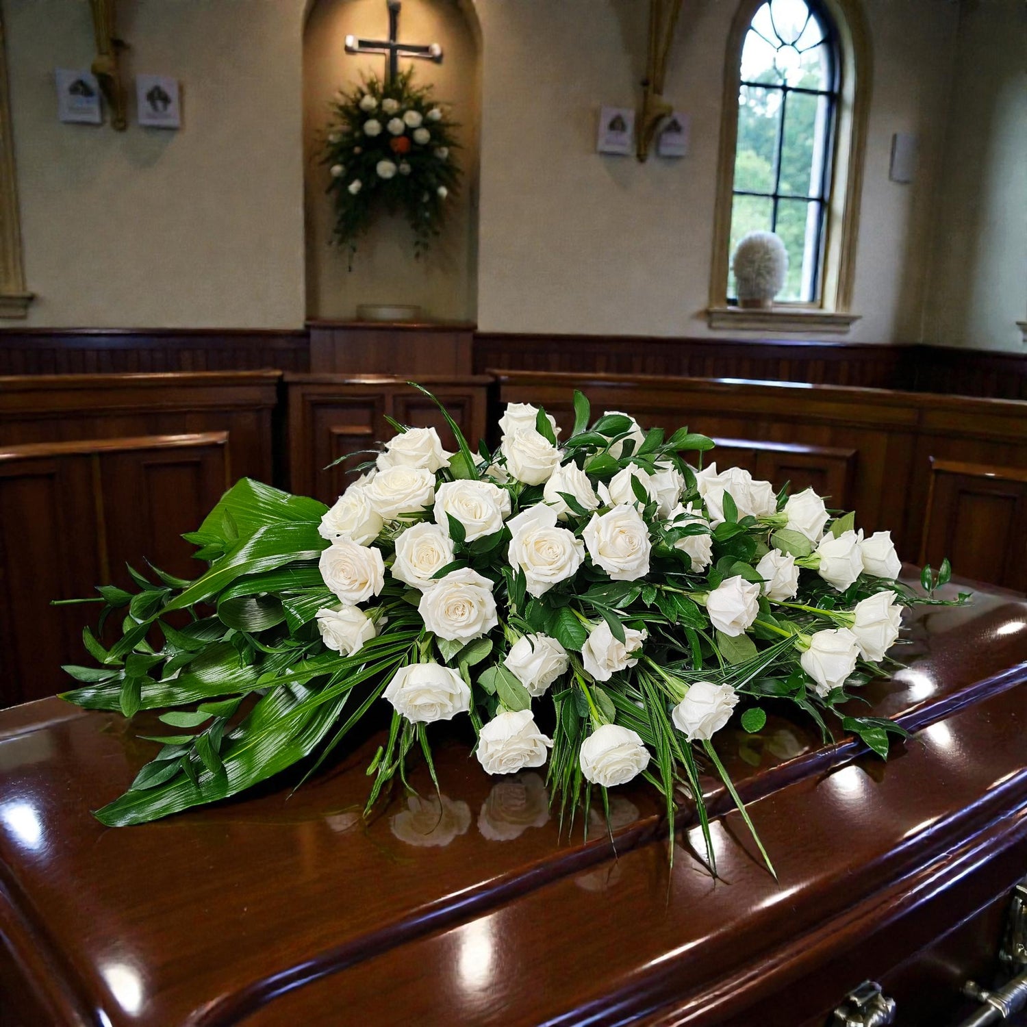 Arrangement funéraire pour cercueil – Roses blanches et pureté