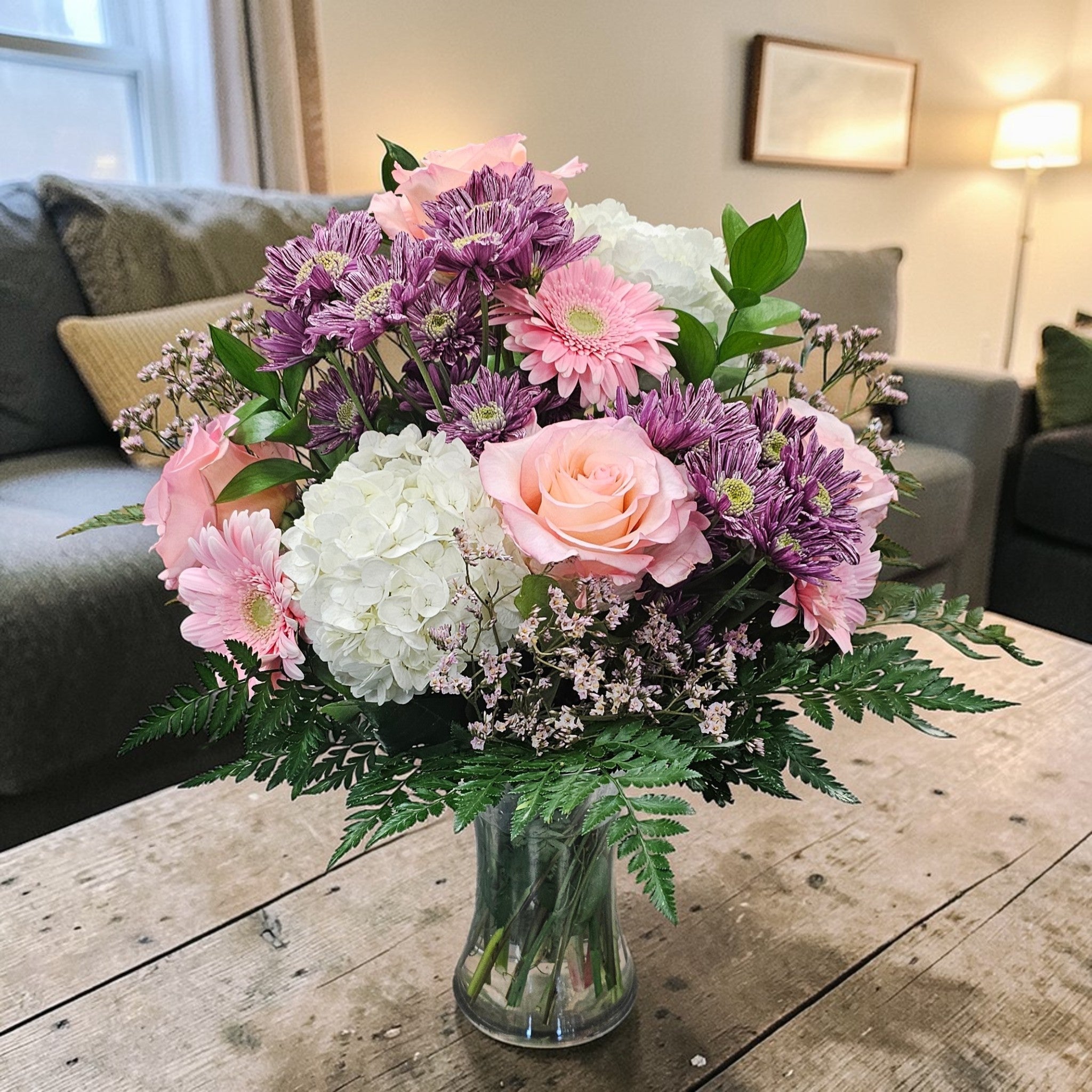 Bouquet printanier rose et mauve en vase – Roses, gerberas et hydrangea