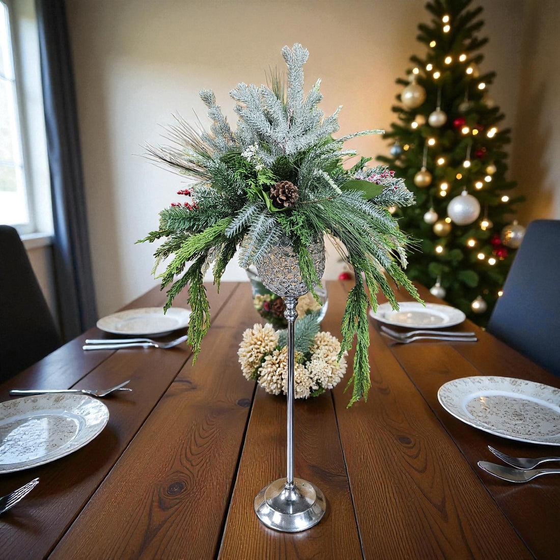 Centre de Table Noël Élancé – Conifères Givrées &amp; Élégance Argentée