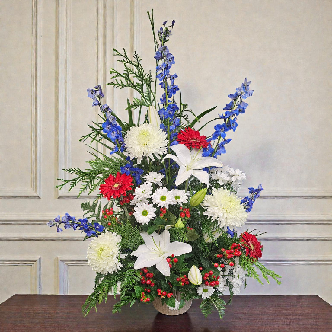 Corbeille florale bleu, blanc et rouge – Arrangement élégant et symbolique