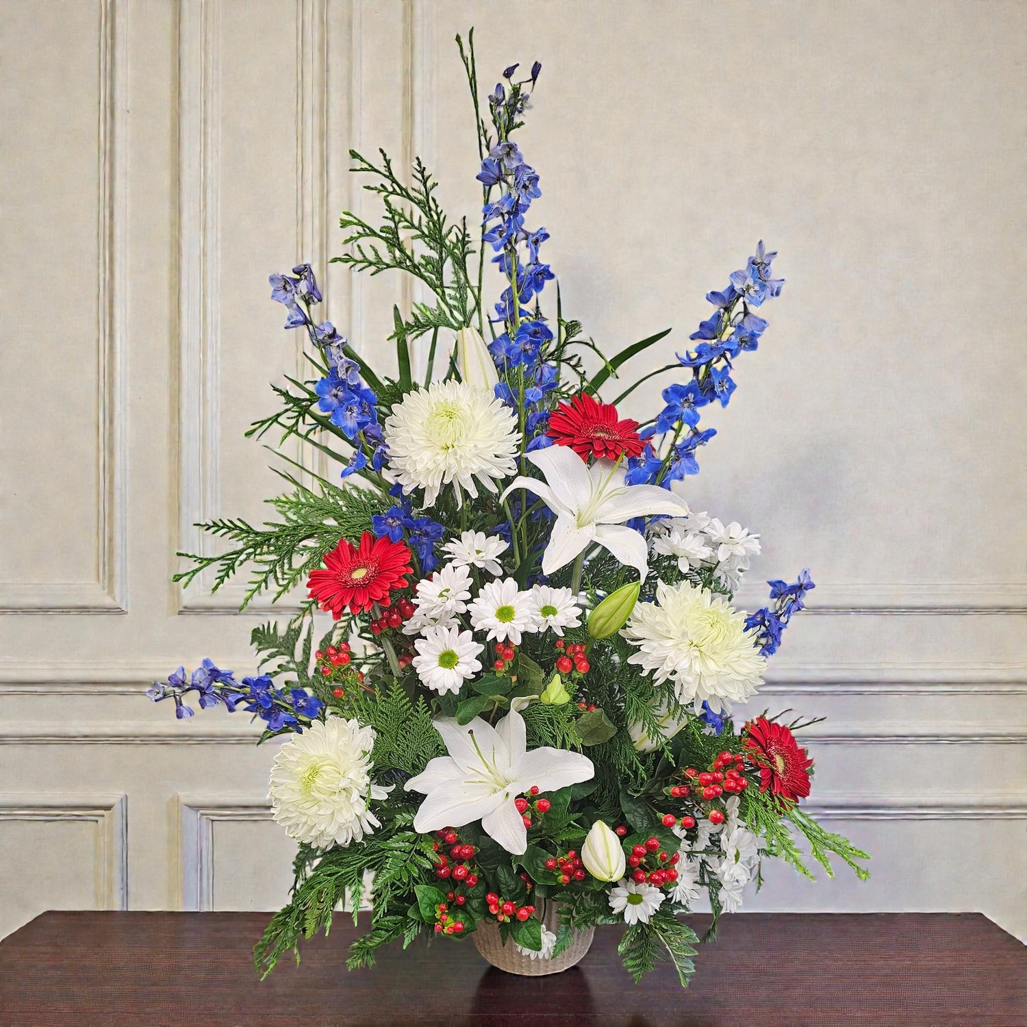 Corbeille florale bleu, blanc et rouge – Arrangement élégant et symbolique