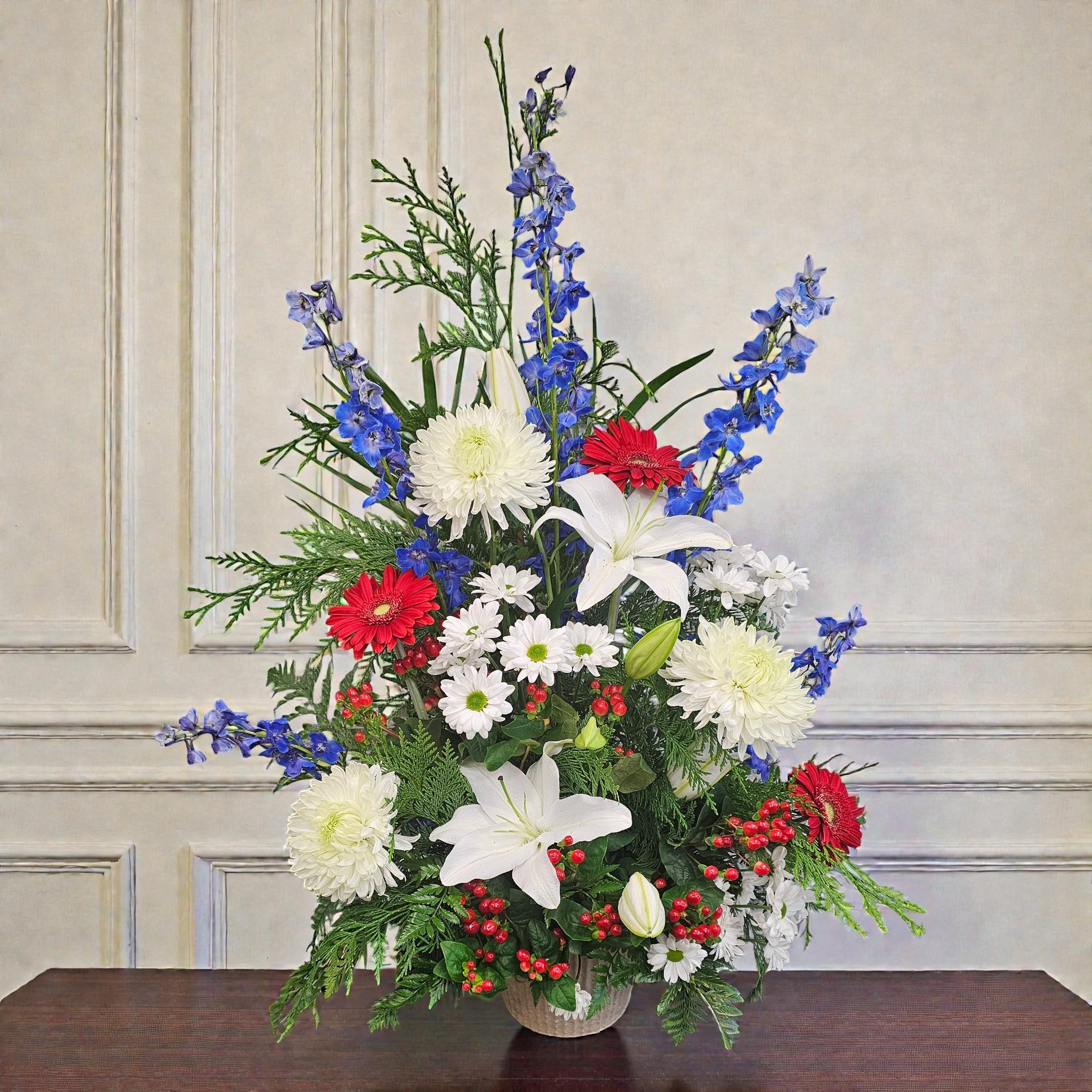 Corbeille florale bleu, blanc et rouge – Arrangement élégant et symbolique