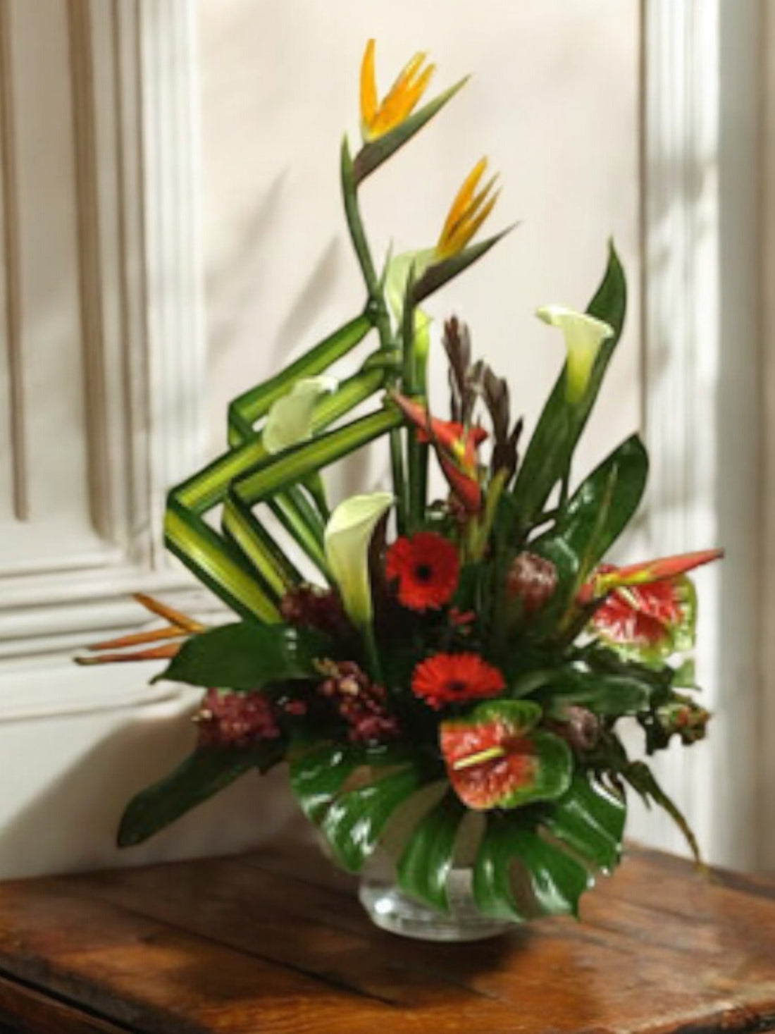 Corbeille Funéraire Tropicale et Élégante - Hommage en Rouge et Vert