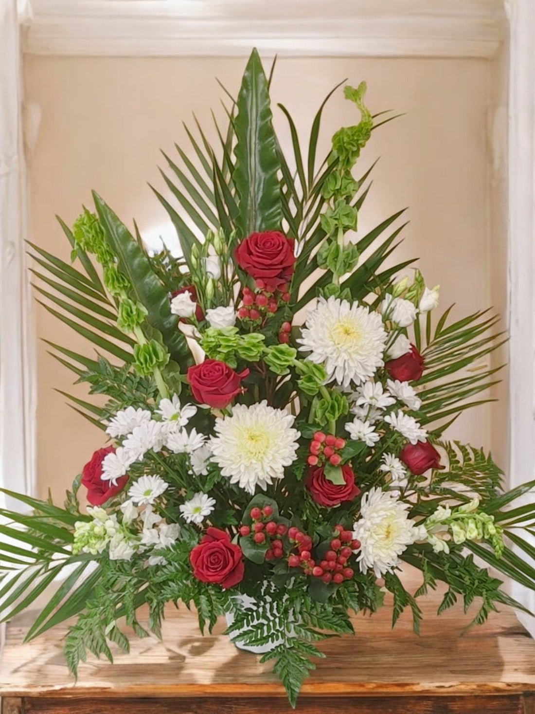 Corbeille Funéraire Élégante - Harmonie en Rouge et Blanc