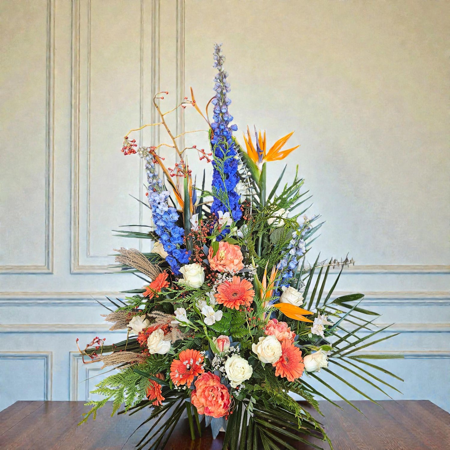 Corbeille florale orange, bleu et blanc – Éclat, contraste et élégance