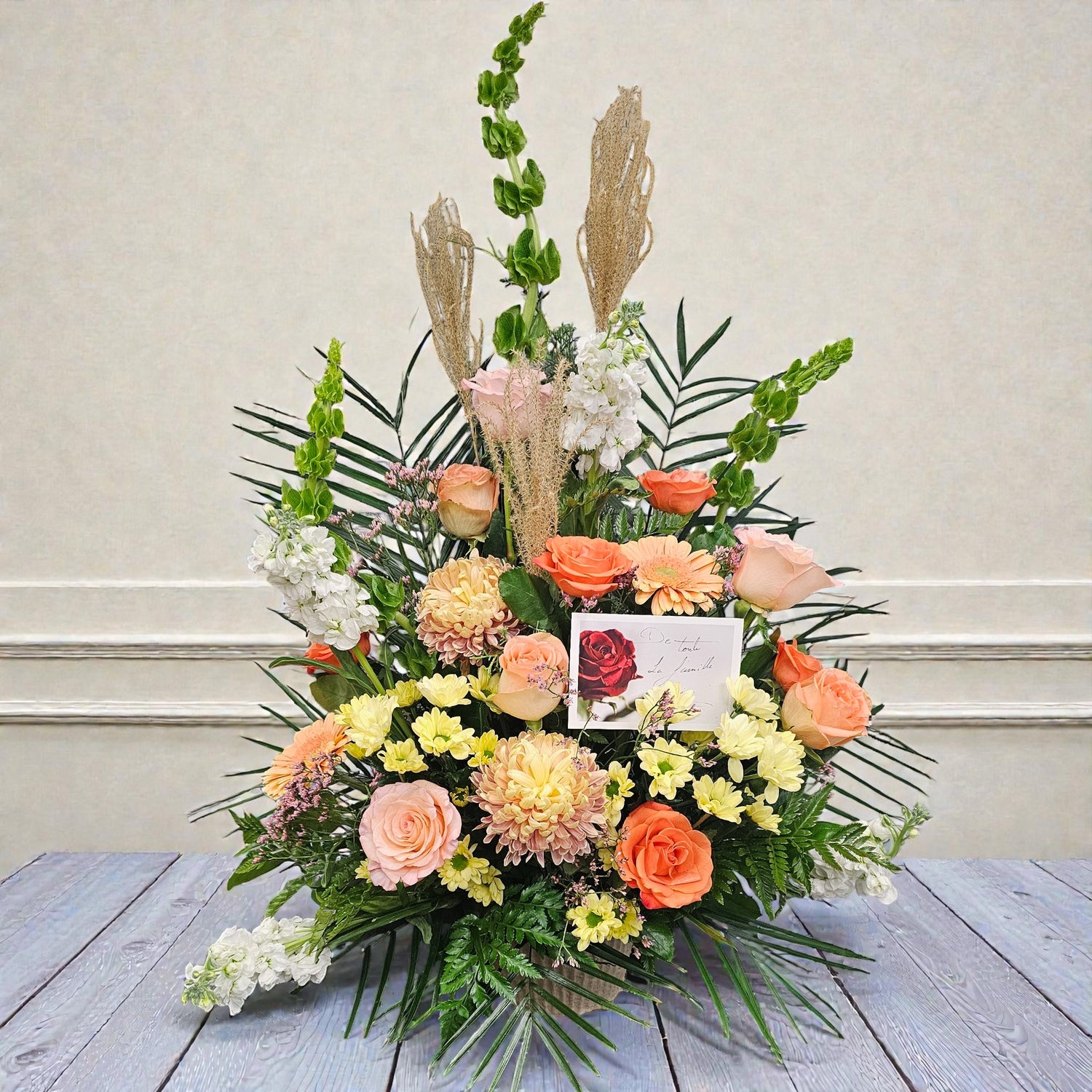 Corbeille florale pêche et crème – Douceur, lumière et élégance naturelle