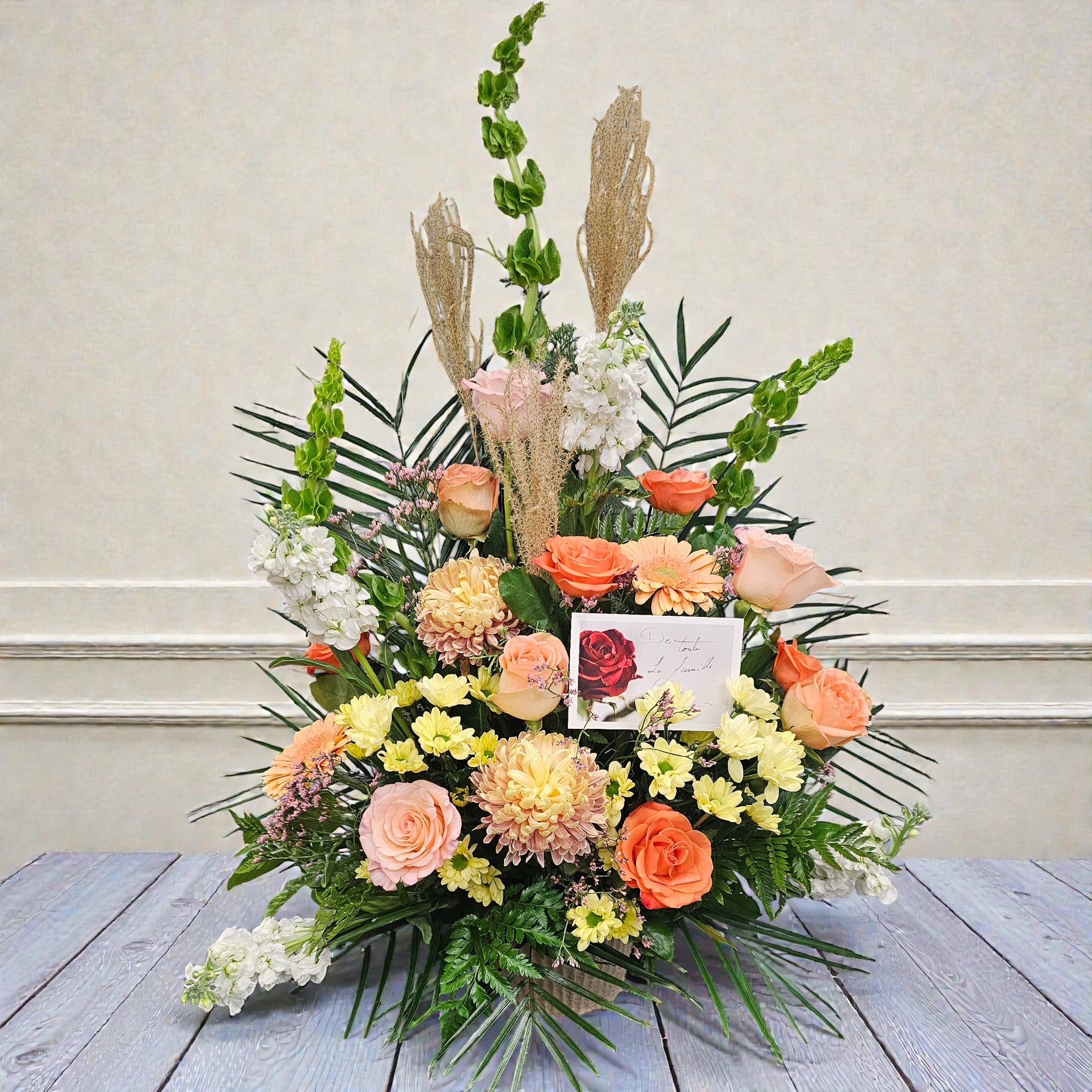 Corbeille florale pêche et crème – Douceur, lumière et élégance naturelle