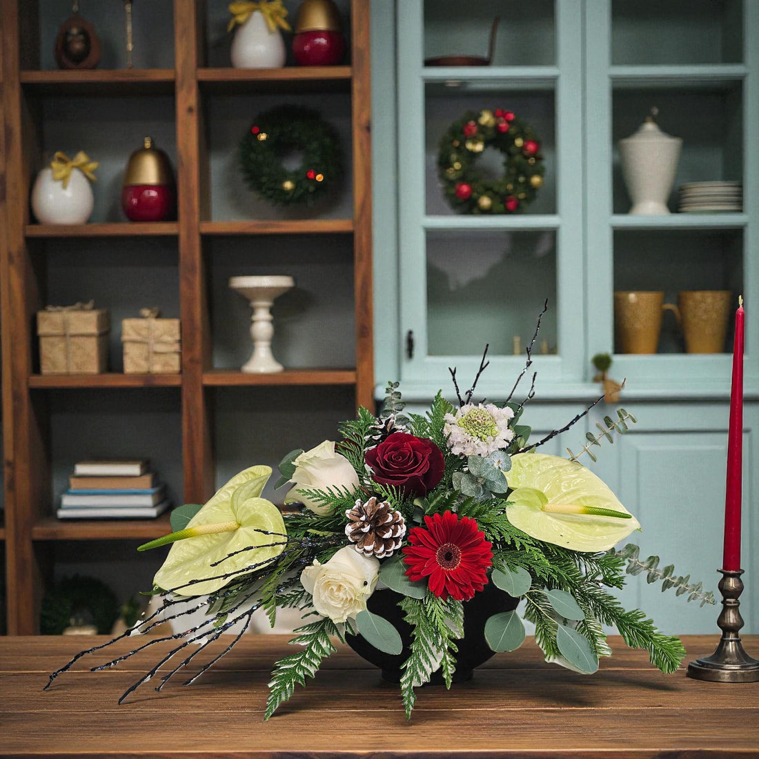 Arrangement de Noël Moderne – Anthuriums, Roses &amp; Gerbera Rouge