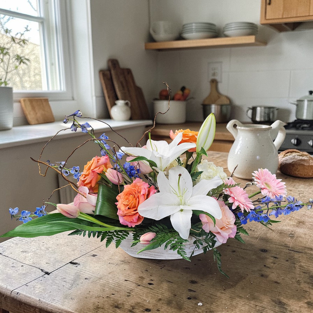 Arrangement floral pastel en centre de table – Lys, roses et fleurs délicates