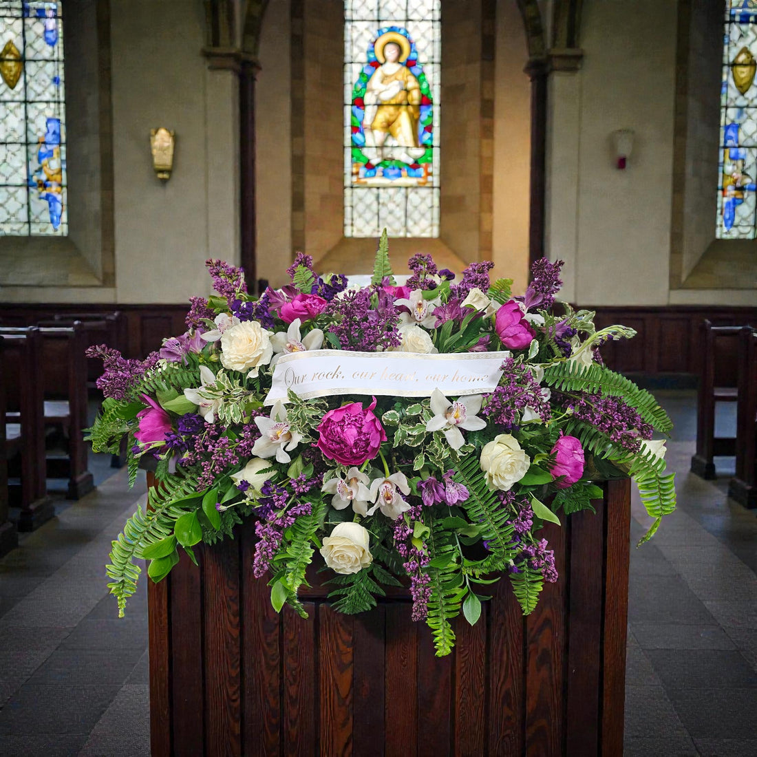 Arrangement funéraire pour cercueil avec ruban personnalisé