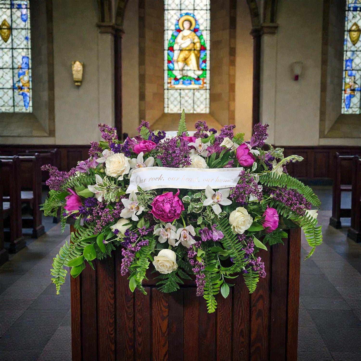 Arrangement funéraire pour cercueil avec ruban personnalisé