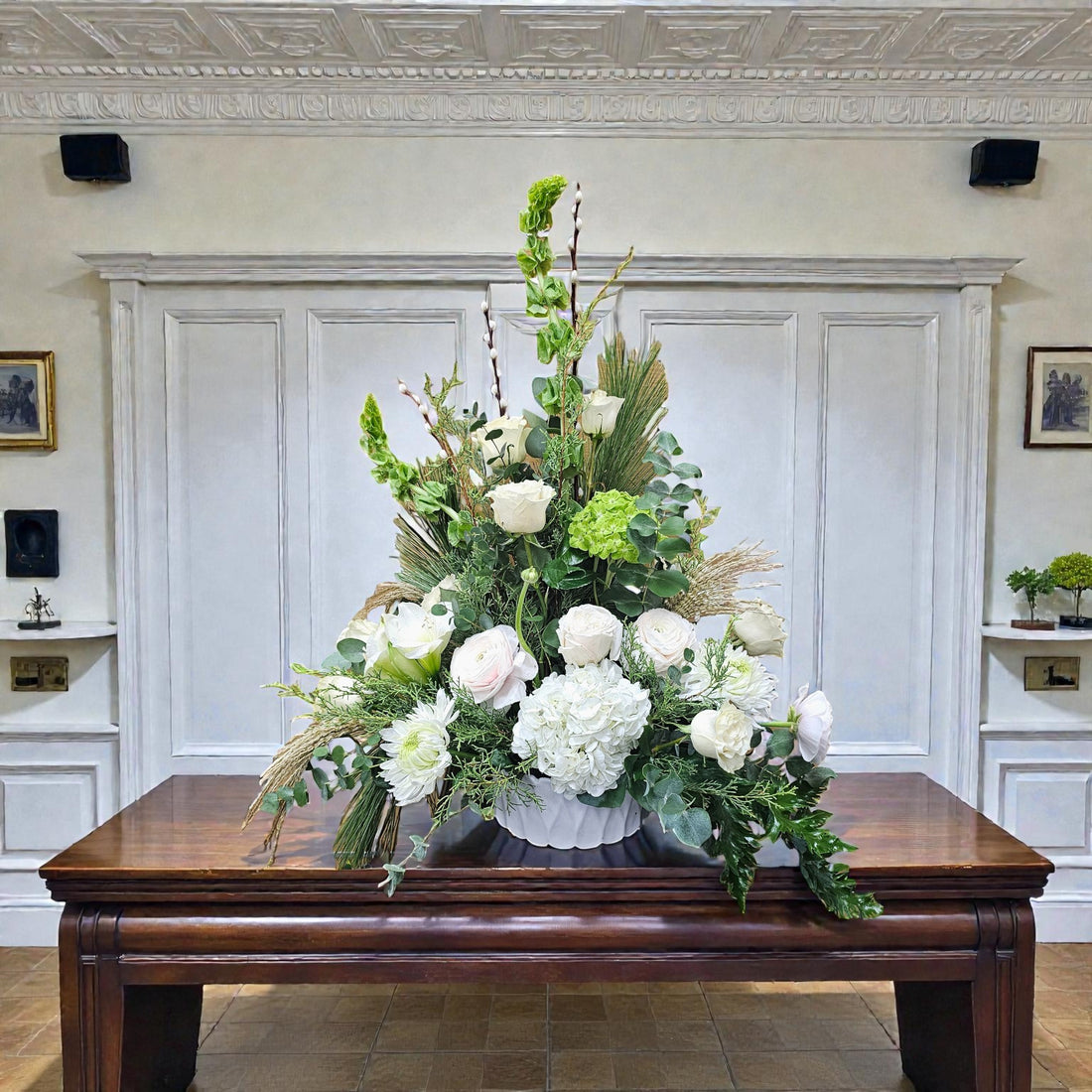 Arrangement floral blanc et verdure – Élégance naturelle et apaisante
