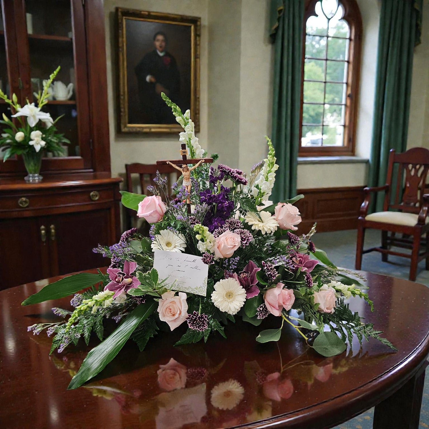 Arrangement funéraire religieux avec croix – Foi, paix et recueillement